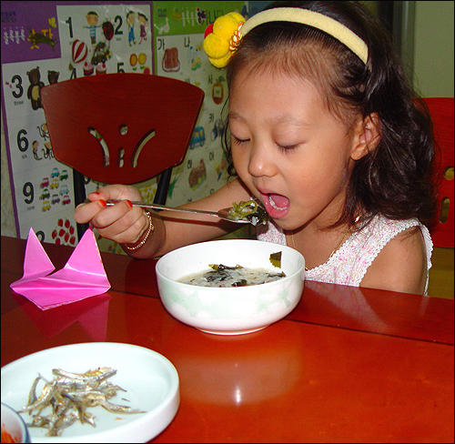 전에는 안 먹던 생선도 잘 먹고, 파와 당근, 고기도 아주 잘 먹는 답니다. 